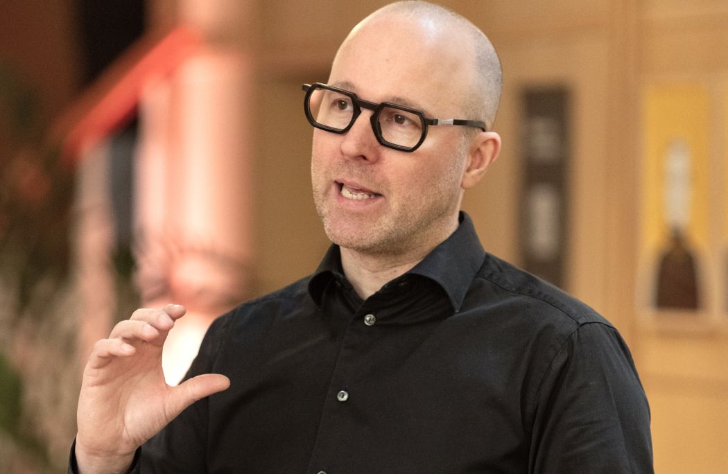Mellomledere i KI-skvis: Del byrden med teamet